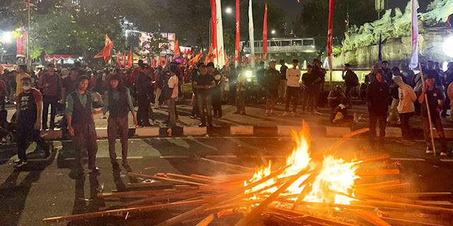 Teriakkan Jokowi Musuh, Ribuan Massa Buruh Mulai Bakar-bakaran di Patung Kuda