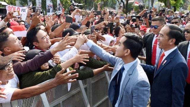 Keputusan MK Pakai Drama Segala, Haris Azhar: Pagi Rakyat Gembira, Sore Keluarga Jokowi Senang