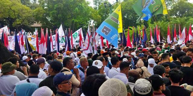 Pendukung Amin Luberi Kantor KPU RI, Jalan Imam Bonjol Lumpuh