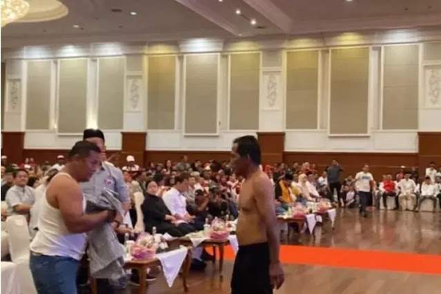Gibran Diusung jadi Cawapres Prabowo, Relawan Jokowi Geram Lepas Baju di Depan Puan