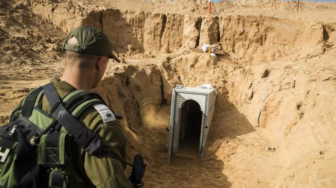 Salah satu pasukan Israel berjalan di depan salah satu terowongan Gaza. (Foto: AFP)