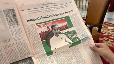 Jokowi Pamer Wajahnya di Koran Bahasa Inggris, Eh Artikelnya Malah Bahas Mahkamah Keluarga dan Gibran