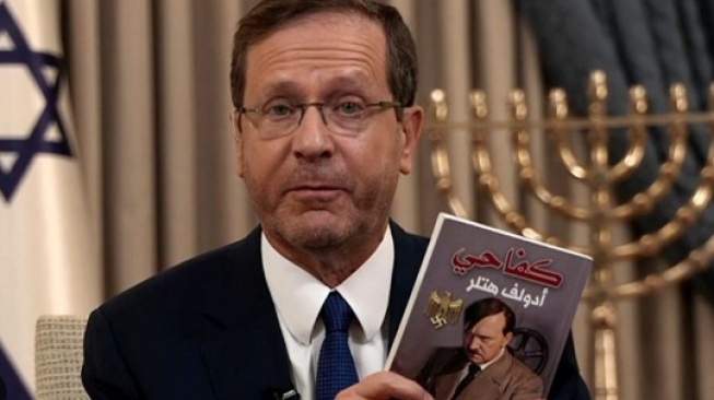 Buku Hitler 'Temuan' Israel di Markas Hamas Disorot, Netizen Sindir Balik: Keren Ya Tetap Terlihat Baru