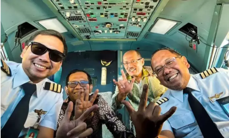 Reza Indragiri Kritik Mahfud MD Berpose Tiga Jari di Ruang Kokpit Pesawat Garuda