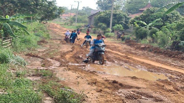 Ada Kereta Cepat Ada Tol Hebat, Timnas AMIN: Jalan Desa Penuh Lubang!