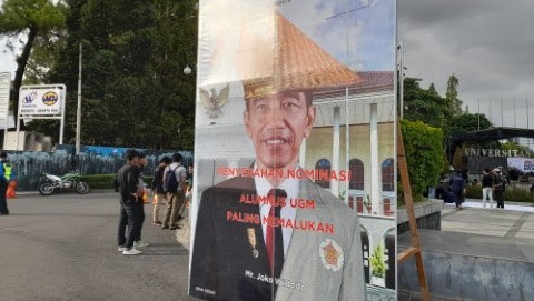 Jokowi Dinobatkan BEM UGM sebagai Alumni Paling Memalukan