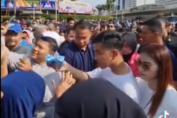 Gibran Bilang Bagi-bagi Susu di CFD Bukan Kampanye, Gus Umar: Wong UU Saja Dirubah