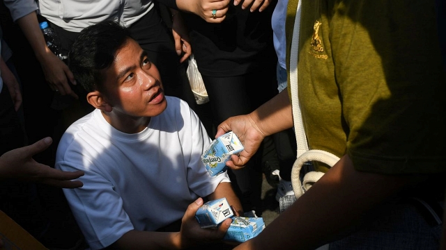 Emak-emak Tanya Cara Cawapres Stabilkan Harga, Gibran: Akhir Tahun Kan Memang Naik Semua