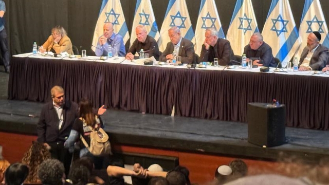 Setelah Bertemu Netanyahu, Keluarga Sandera Israel Marah dan Membela Hamas