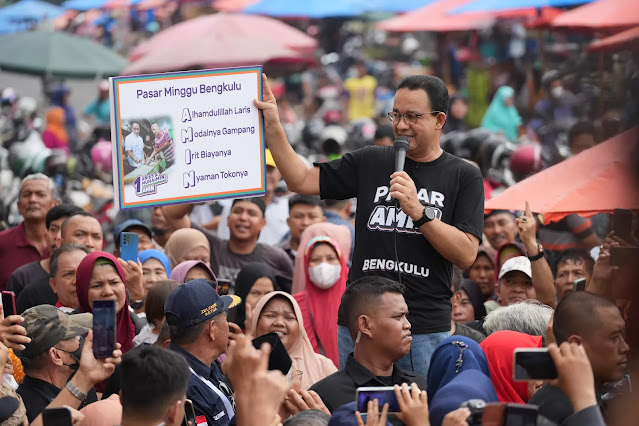 Anies: Pemberian Bansos Tak Selesaikan Masalah Kemiskinan
