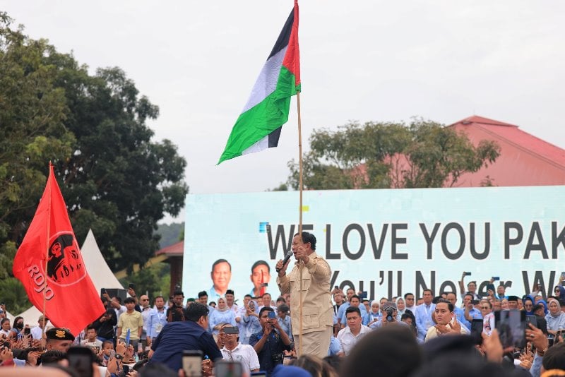 Prabowo Kibarkan Bendera Palestina, Ferdinand: Dia Cium Bendera Palestina, Tapi Suka Burger King di Depan Pengusaha