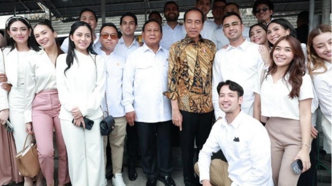 Jari Jokowi Jadi Sorotan di Foto Bareng Prabowo, Netizen: Dukung Siapa Nih?