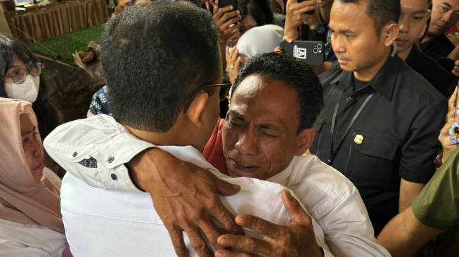 Sambil Nangis, Pria Kampung Bayam ke Anies: Pak Nasib Kami Bagaimana?