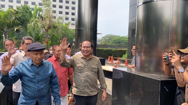 Rizal Ramli dan Amien Rais berserta rombongan mendatangi Gedung Merah Putih KPK di Jakarta pada Senin (21/8/2023). [Suara/com/Yaumal]