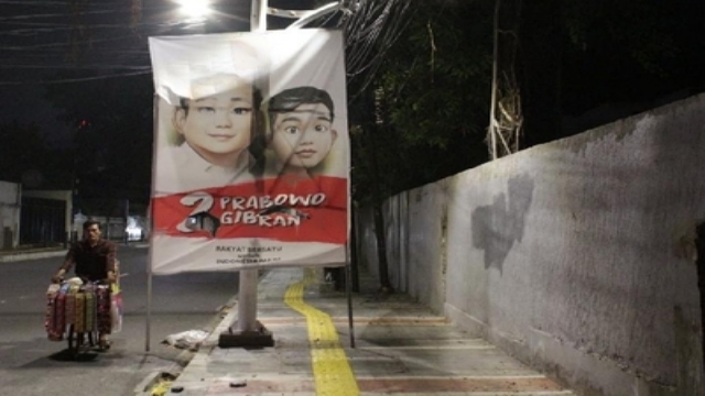 Baliho Prabowo-Gibran Tutup Trotoar di Jakarta, Koalisi Pejalan Kaki: Merampas Hak Tunanetra dan Disabilitas