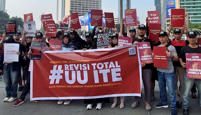 Revisi UU ITE Jilid 2 Resmi Berlaku, Suara Rakyat Terpuruk dalam Kegelapan