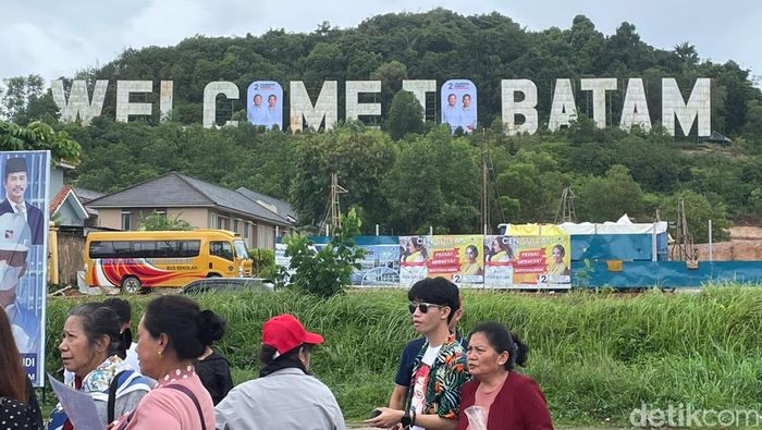 Karena Ada Spanduk Prabowo-Gibran di Monumen Batam, Banyak Wisatawan yang Batal Foto