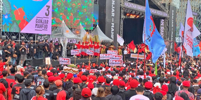 Hajatan Rakyat Ganjar-Mahfud, Massa Tumpah Ruah Padati Lapangan Simpang Lima