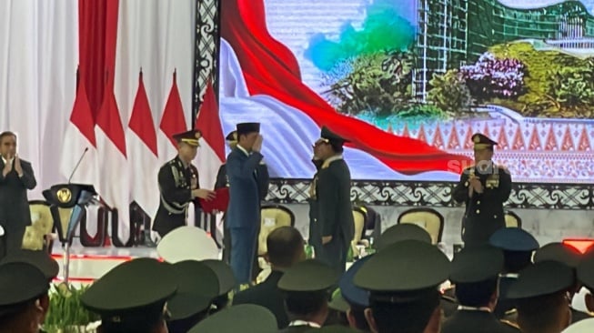 Sah Berpangkat Jenderal, Prabowo Langsung Hormat Ke Jokowi