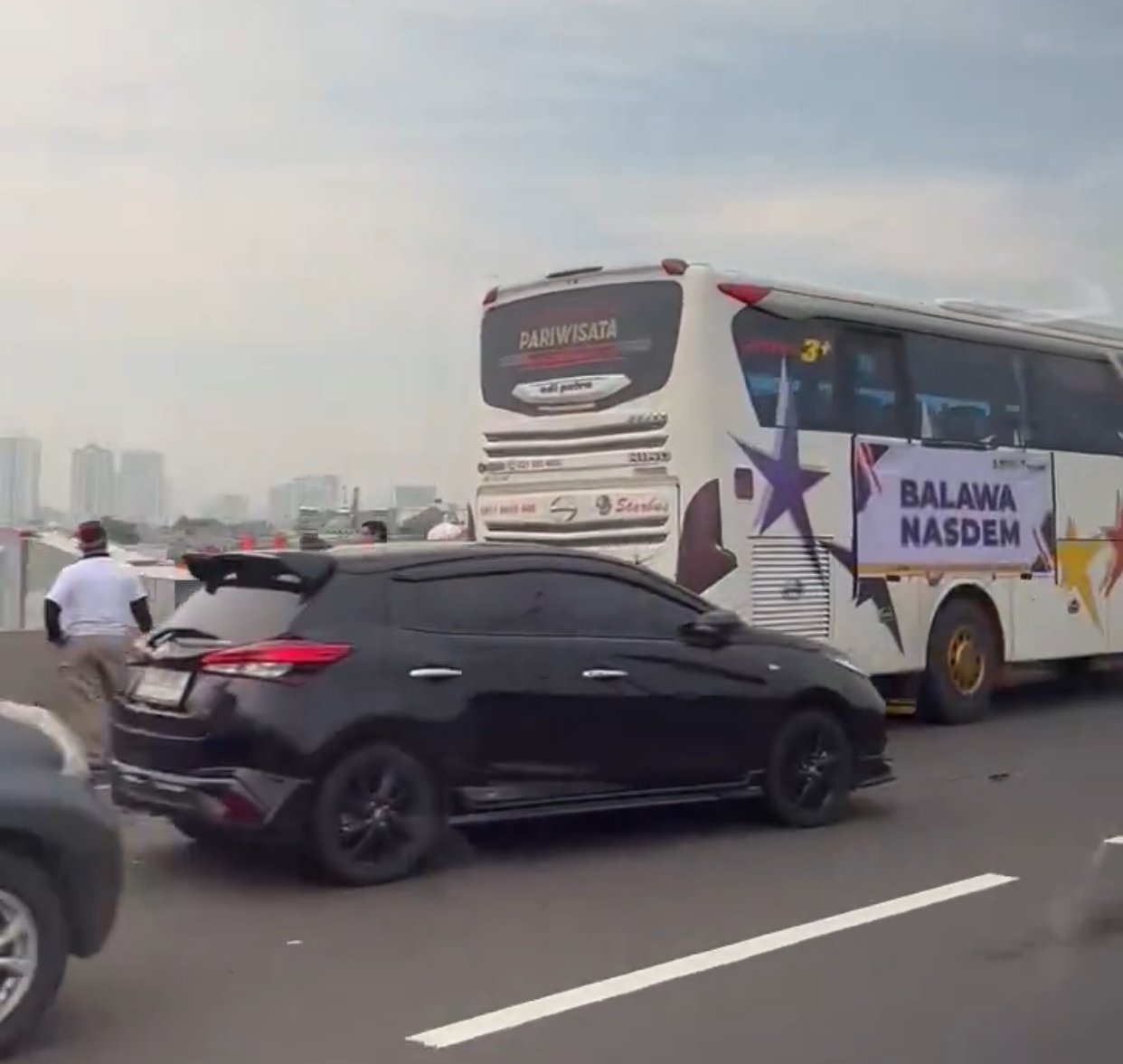 Macet Parah Sekitar JIS, Jalan Tol Terpaksa jadi Tempat Parkir