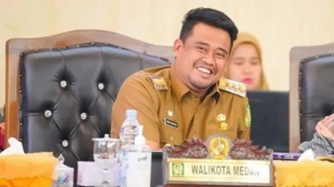 Perkenalkan Istrinya ke Pendukung, Bobby Nasution: Kami Anak dan Menantu Mulyono