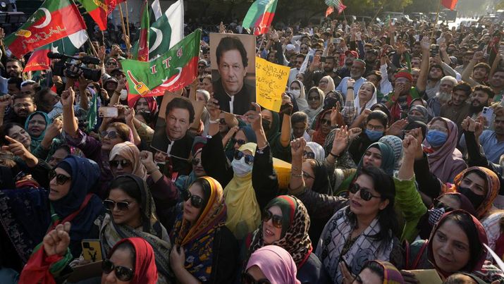 Pendukung partai mantan Perdana Menteri Pakistan Imran Khan yang dipenjara meneriakkan slogan-slogan saat protes terhadap penundaan hasil pemilihan parlemen oleh Komisi Pemilihan Umum Pakistan, di Karachi, Pakistan, Minggu, 11 Februari 2024. (AP Photo/Fareed Khan)
