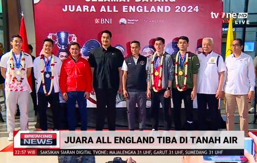 Foto Menpora bersama Atlet Juara All England Tuai Sorotan, Netizen: Atletnya di Tengah Pak!