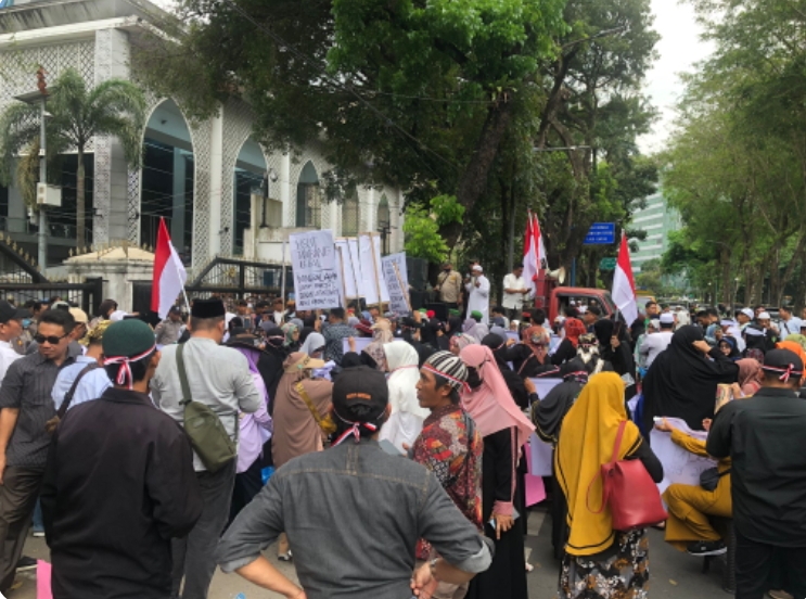 Massa Anti-Curang Berdemo Di Depan DPRD Sumut