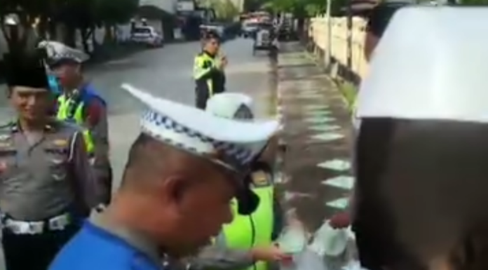 Viral Polisi Bagi-bagi Takjil tapi Malah Sepi, Dikira Razia