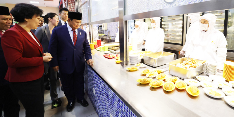 Prabowo Tinjau Program Makan Siang di Sekolah Beijing