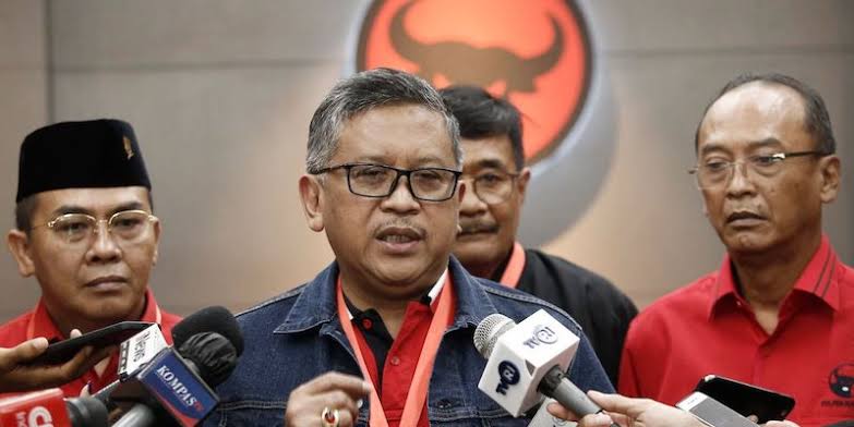 Kejahatan Jokowi dalam Perspektif Hasto Vs Rocky Gerung