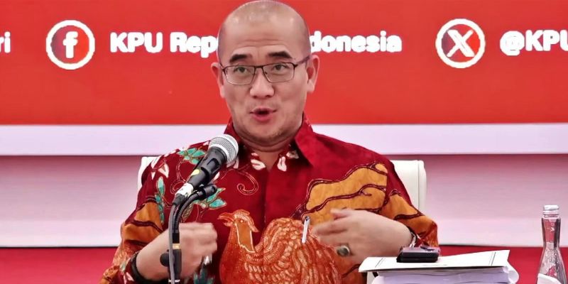 "Sangat Tidak Etis", Pejabat KPU Tuai Kritikan gegara Dampingi Hasyim Asy'ari saat Konpers
