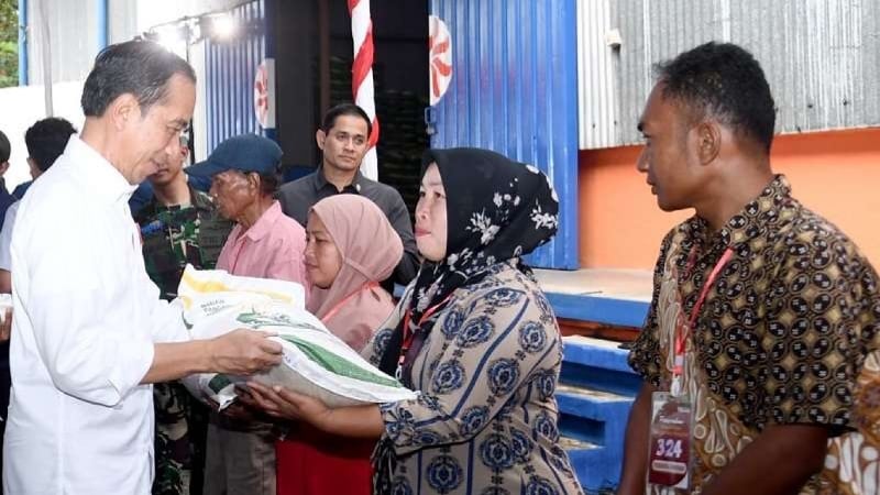 Risma Bilang 100 Persen Transfer Bank, Antonius Boediono: Bansos Barang Jelang Pilpres untuk Kepentingan Pribadi dan Politik