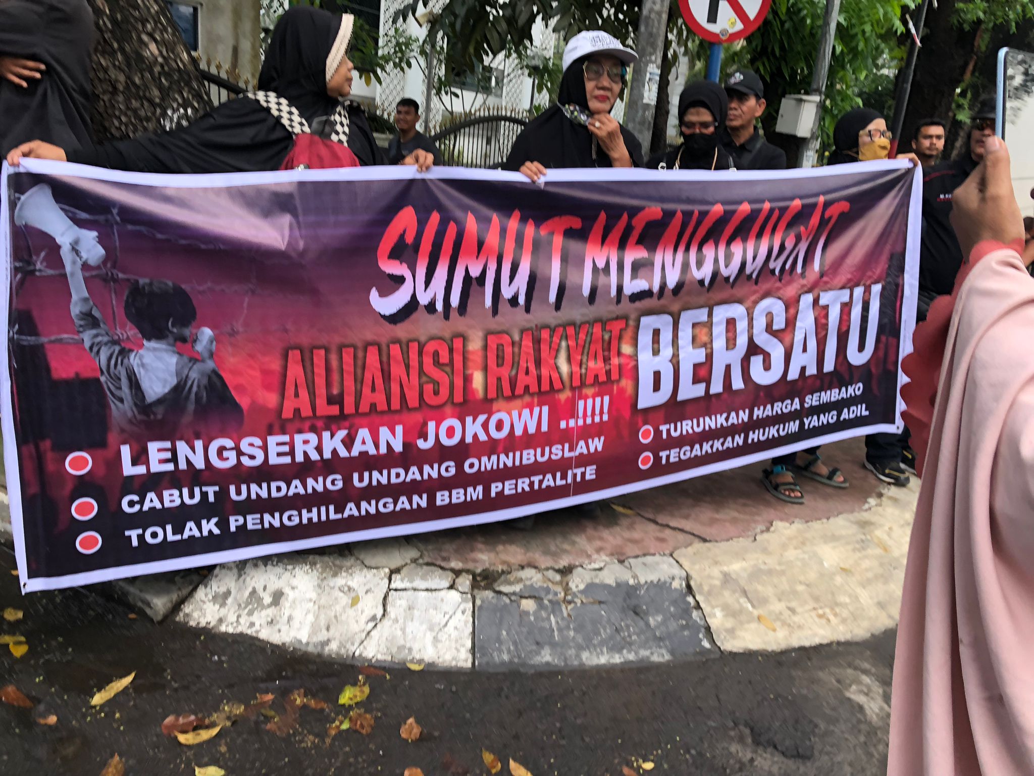 Massa Kembali Berdemo Pilpres di DPRD Sumut