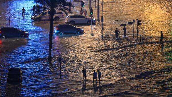 Hujan Badai Serang Uni Emirat Arab, Banjir Penuh!