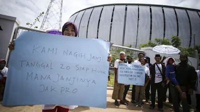 Eks Warga Kampung Bayam saat Berbuka Puasa Ditangkap Paksa , Makanan Diinjak-injak