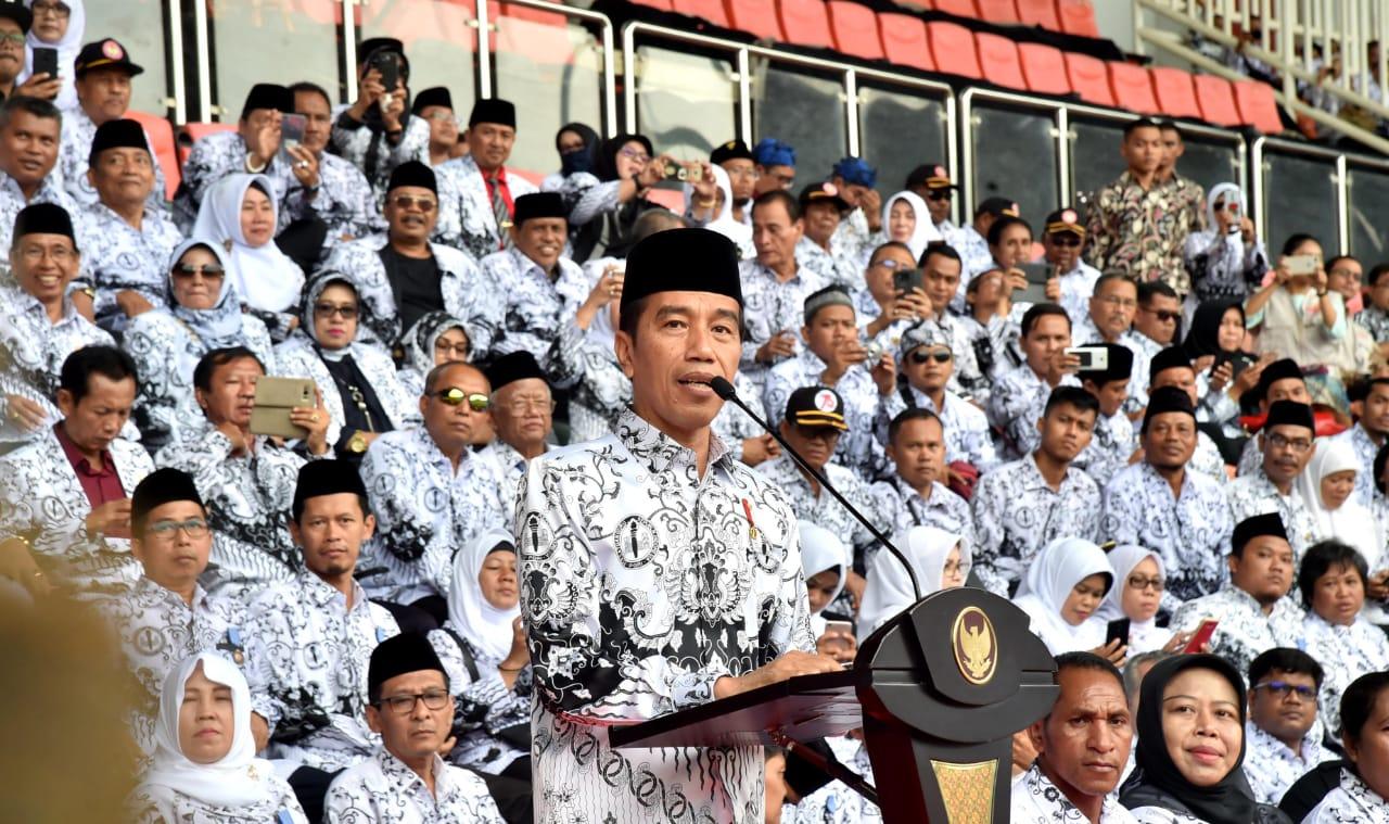Sebab Guru Terjerat Banyak Pinjol itu Jokowi