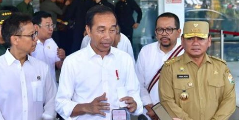 Penampakan di 'Doorstop' Jokowi, Qodari Dirujak Warganet