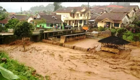 Banjir merusak jalan negara di Silaiang, Sumatera Barat