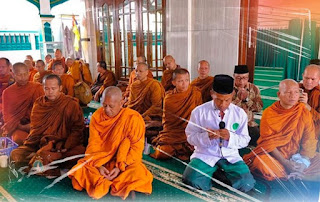 44 Biksu Thudong Singgah dan Dijamu di Masjid, MUI: Kebablasan
