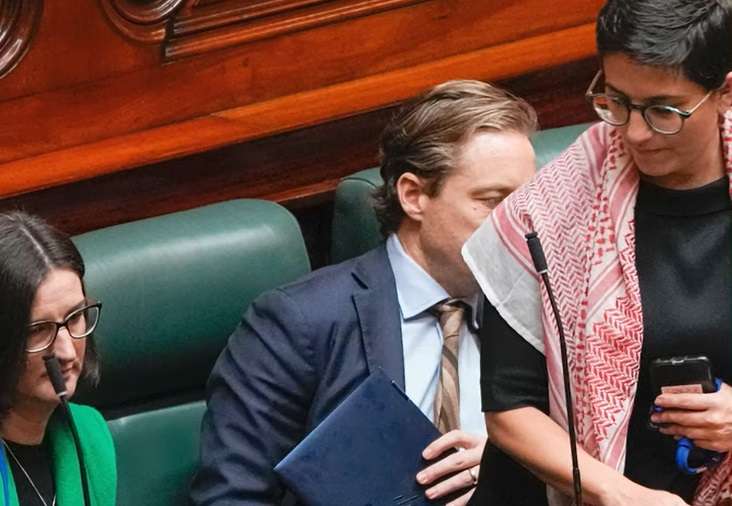 Negara Bagian Victoria Melarang Penggunaan “Kaffiyeh” Palestina di Parlemen
