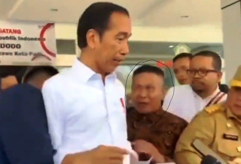 Viral, Pria Ini Terobos Paspampres untuk Mengadu Langsung ke Jokowi: Gaji Saya Ditahan Pak...