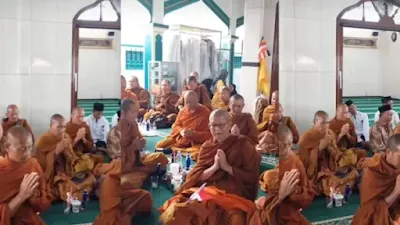 Ini Penjelasan Takmir Masjid soal Sekelompok Biksu Buddha yang Istirahat di Masjid