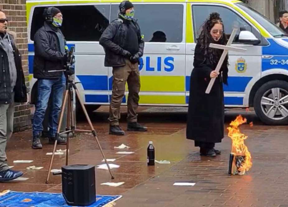 Aksi Aktivis Kristen Swedia Bakar Al-Quran Pegang Salib Viral