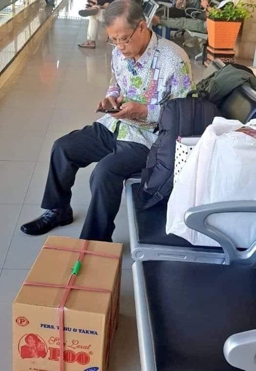 Ketum Muhammdiyah Tuai Sorotan, Bawa Kardus Sambil Tunggu Kereta di Stasiun, Mardani: Sederhana Itu Kekuatan