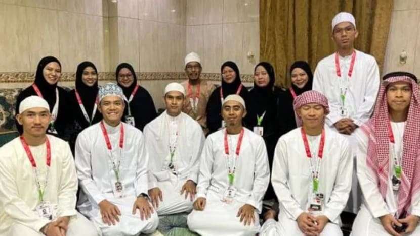 Menabung Selama 35 Tahun, Pasangan Ini Haji dengan 8 Anaknya