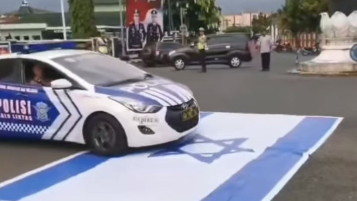 Begini Respon Polisi soal Mobil Patroli yang Viral gegara Injak Bendera Israel