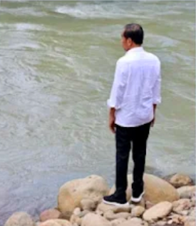 Viral Video Jokowi sedang Sendirian di Sungai, Rocky Gerung: Model Pencitraan yang Masih Saja Diulang-ulang