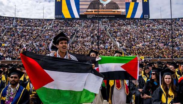 Teriakkan "Free Palestine" Dengan Bendera dan Kuffiyeh Saat Wisuda, Seorang Mahasiswa Dideportasi dari UEA