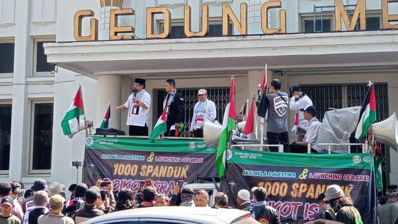 Massa Bela Palestina Lakukan Longmarch di Bandung, KH. Athian Ali: Yang Diperangi Israel Umat Islam, Bukan Hanya Palestina
